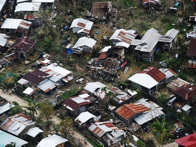 Vue aérienne du village de Gattaran town, dans la province philippine de Cagayan le 16 septembre 2018 après le passage du typhon Mangkhut. - TED ALJIBE [AFP]