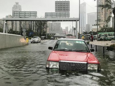Un taxi englouti par une inondation à Hong Kong le 16 septembre 2018. - Anthony WALLACE [AFP]