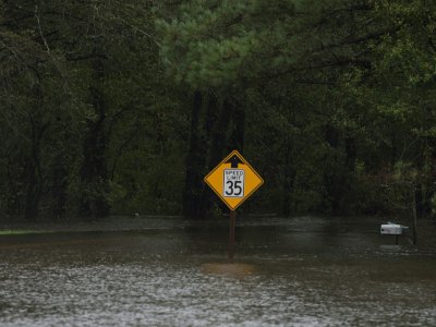 Les pluies diluviennes qui se sont abattues depuis le passage de l'ouragan Florence sur Grifton, en Caroline du Nord (sud-est des Etats-Unis) ont inondé plusieurs routes autour du village, le 16 septembre 2018 - Andrew CABALLERO-REYNOLDS [AFP]
