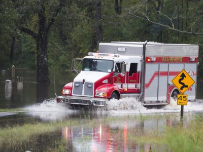 Un véhicule des secours roule sur la route inondée du village de Grifton, en Caroline du Sud (sud-est des Etats-Unis) le 16 septembre 2018 - Andrew CABALLERO-REYNOLDS [AFP]