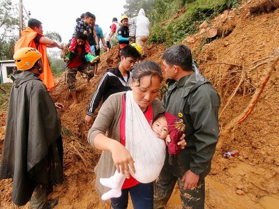 Evacuation de familles après une coulée de boue à Itogon provoqué par le typhon Mangkhut, le 16 septembre 2018 aux Philippines - JJ LANDINGIN, JJ LANDINGIN [AFP]
