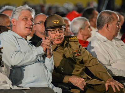 L'ancien président cubain Raul Castro (c) et son successeur Miguel Diaz-Canel, le 26 juillet 2018 à Santiago de Cuba - Yamil LAGE [AFP/Archives]