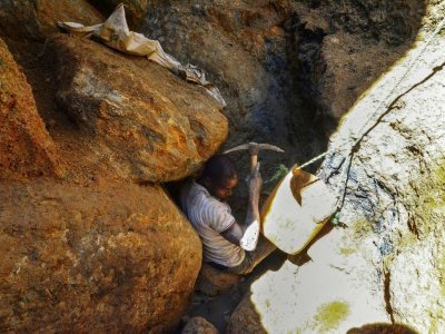 Un mineur illégal cherche des rubis près du village de Nthoro, le 3 août 2018 au Mozambique - EMIDIO JOSINE [AFP]