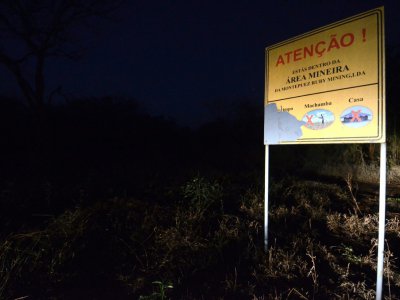 Un panneau interdit l'accès à une zone de la mine de rubis près du village de Nthoro au Mozambique, le 3 août 2018 - EMIDIO JOSINE [AFP]
