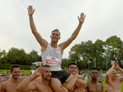 Kévin Mayer porté en triomphe par ses adversaires après avoir explosé le record du monde de décathlon à Talence, près de Bordeaux,le 16 septembre 2018 - NICOLAS TUCAT [AFP]