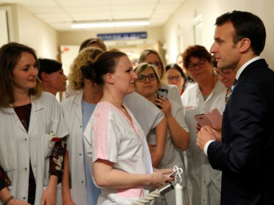 Emmanuel Macron à l'hôpital de Rouen en avril 2018 - Christophe Ena [POOL/AFP/Archives]