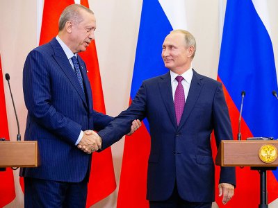 Le président russe Vladimir Poutine (D) et son homologue turc Recep Tayyip Erdogan (G) lors d'une réunion sur la Syrie à Sotchi (Russie), le 17 septembre 2018 - Alexander Zemlianichenko [SPUTNIK/AFP]