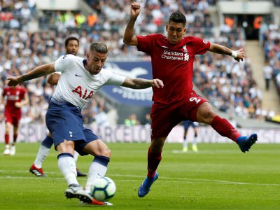 Le milieu de terrain de Liverpool Roberto Firmino (d) lors du match face à Tottenham à Londres le 15 septembre 2018 - Ian KINGTON [IKIMAGES/AFP/Archives]
