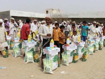 Des Yéménites déplacés de la ville d'Hodeida reçoivent une aide alimentaire d'une ONG japonaise, le 15 août 2018 à Al Hajjah - ESSA AHMED [AFP]