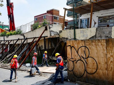 Des ouvriers travaillent sur le site de l'école Enrique Rebsamen frappée par le séisme de septembre 2017 à Mexico, le 20 août 2018 - RONALDO SCHEMIDT [AFP/Archives]