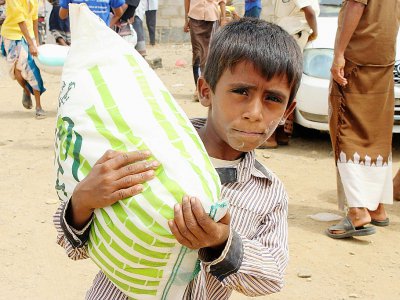 Photo d'un enfant yéménite après une distribution d'aide alimentaire, à Abs, au Yémen, le 15 août 2018. - ESSA AHMED [AFP/Archives]