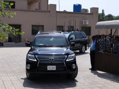 Un véhicule transportant l'ex-Premier ministre pakistanais Nawaz Sharif quitte le tribunal anti-corruption devant laquelle il a comparu à Islamabad le 19 septembre 2018 - AAMIR QURESHI [AFP]