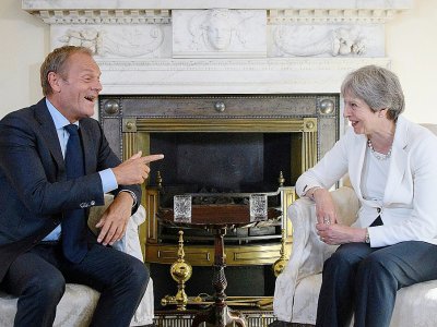Le président du Conseil de l'Europe, Donald Tusk (g) et la Première ministre britannique, Theresa May, au 10 Downing Street, à Londres, le 25 juin 2018 - Leon Neal [POOL/AFP/Archives]