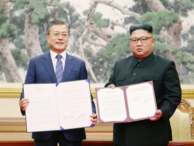 Les leaders sud-coréen Moon Jae-in (gauche) et nord-coréen Kim Jong Un à Pyongyang le 19 septembre 2018 - - [Pyeongyang Press Corps/AFP]