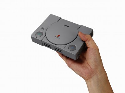 La PlayStation Classic ne pèse que 170g. - Courtesy of Sony Interactive Entertainment