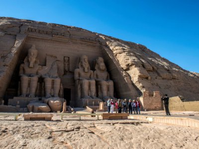 Des touristes sont pris en photo devant un des temples du site d'Abou Simbel, consacré à Ramsès II, le 25 novembre 2017, dans le sud de l'Egypte - KHALED DESOUKI [AFP/Archives]