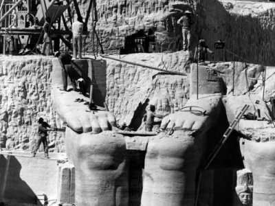 Découpage des statues de Ramsès II en vue de leur déplacement vers le nouvel emplacement des temples d'Abou Simbel, en Egypte, en janvier 1966 - - [AFP/Archives]
