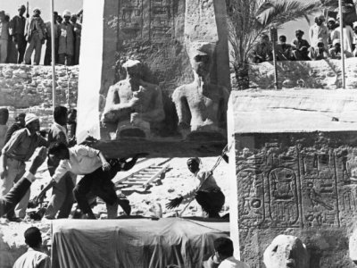 Le premier bloc des temples d'Abou Simbel reconstruits est installé sur son nouvel emplacement, le 26 janvier 1966 - [AFP/Archives]