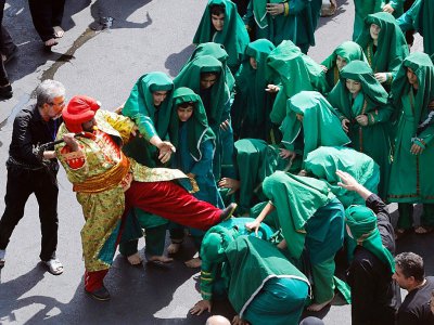 Des comédiens jouent l'histoire de l'imam Hussein et de sa mort en 680 à Kerbala, lors des célébrations de l'Achoura au Grand Bazar de Téhéran, le 20 septembre 2018 - STR [AFP]