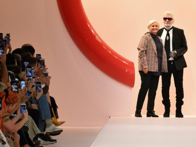 Karl Lagerfeld et Silvia Venturini, designers pour  Fendi des créations de la collection printemps/été 2019, à Milan le 20 septembre 2018 - Andreas SOLARO [AFP]