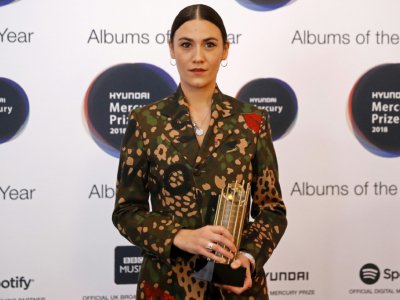 La chanteuse Nadine Shah pose à son arrivée à la cérémonie de remise du Mercury Prize à Londres, le 20 septembre 2018 - Tolga AKMEN [AFP]