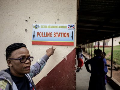 Mise en place le 20 septembre 2018 à Lobamba d'un bureau de vote pour des élections législatives au eSwatini. - GIANLUIGI GUERCIA [AFP]