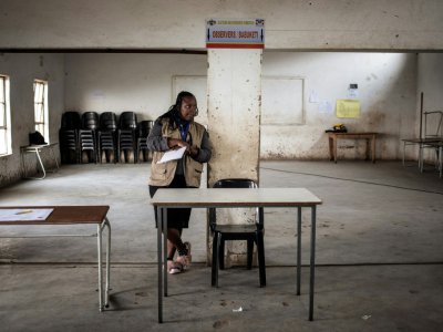 Des responsables électoraux attendent les votants aux législatives de l'eSwatini, le 21 septembre 2018 dans un bureau de vote de Lobamba Lomdzala. - GIANLUIGI GUERCIA [AFP]