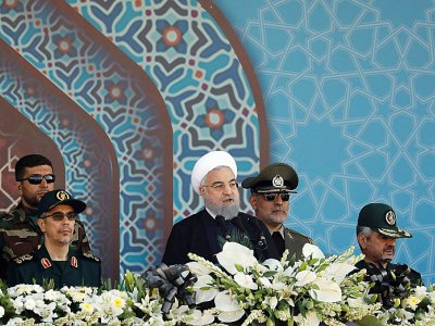 Photo du président Hassan Rohani entouré de responsables de l'armée iranienne lors d'une parade militaire à Téhéran, le 22 septembre 2015 - STRINGER [afp/AFP/Archives]