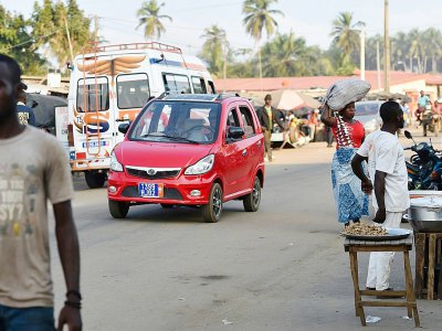 Un taxi solaire dans une rue de Jacqueville, le 17 août 2018 en Côte d'Ivoire - SIA KAMBOU [AFP]