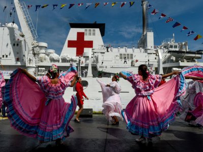 Des danses vénézuéliennes pour accueillir le navire hôpital chinois Arche de la Paix dans le port de La Guaira, le 22 septembre 2018 - Federico PARRA [AFP]