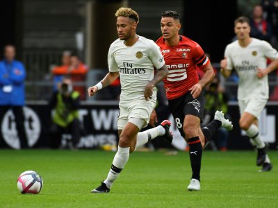 Neymar (g) et Hatem Ben Arfa lors de la victoire du PSG à Rennes 3-1 en 6e journée de L1 le 23 septembre 2018 - Damien MEYER [AFP]