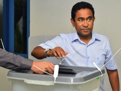 Le président Abdulla Yameen, candidat à un second mandat,  vote à la présidentielle, le 23 septembre 2018 à Malé, aux Maldives - Handout [MALDIVES PRESIDENCY/AFP]