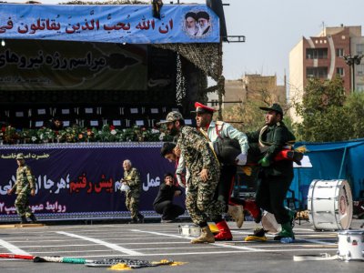 Des soldats portent un camarade blessé lors d'un attentat contre une parade militaire, le 22 septembre 2018 à Ahvaz, en Iran - MORTEZA JABERIAN [ISNA/AFP]