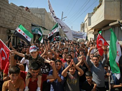 Des Syriens manifestent contre le régime de Bachar al-Assad en agitant notamment des drapeaux turcs, à Hazanu, près d'Idleb (Syrie) le 21 septembre 2018. - Aaref WATAD [AFP/Archives]