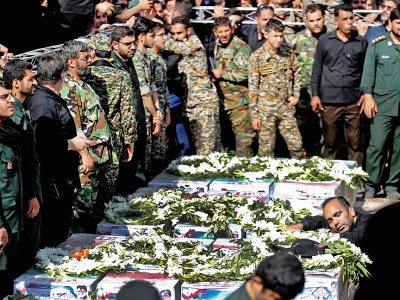 Des soldats iraniens se recueillent lors des funérailles des victimes de l'attentat d'Ahvaz, dans le sud-ouest de l'Iran, le 24 septembre 2018 - ATTA KENARE [AFP]