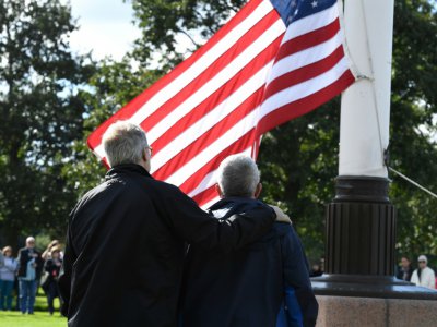 Allen Henderson et André Gantois, devant le drapeau américain à Colleville-sur-mer, le 24 septembre 2018 - Damien MEYER [AFP]