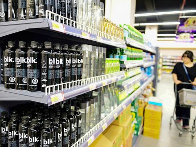 Des boissons importées des Etats-Unis sur les rayons d'un magasin à Qingdao, le 19 septembre 2018 en Chine - STR [AFP/Archives]