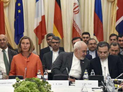 La cheffe de la diplomatie européenne Federica Mogherini et le ministre iranien des Affaires étrangères (c), le 6 juillet 2018 à Vienne - HANS PUNZ [APA/AFP/Archives]