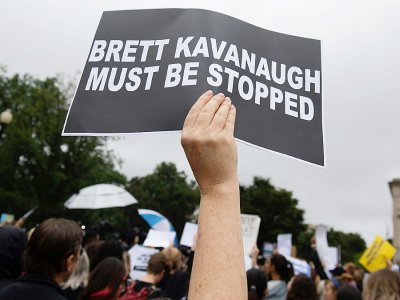Des manifestants protestent contre la nomination du juge Brett Kavanaugh à la Cour suprême, à Washington DC, le 24 septembre 2018 - SAUL LOEB [AFP]