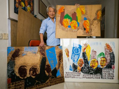 L'artiste hongkongais Fong So exhibe le 25 septembre 2018 dans son studio des oeuvres réalisées lors du Mouvement des parapluies à Hong Kong en 2014 - Anthony WALLACE [AFP]