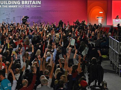 Le chef de l'opposition travailliste britannique Jeremy Corbyn (deuxième à partir de la droite) sur la tribune du congrès de son parti mardi 25 septembre 2018 à Liverpool - Oli SCARFF [AFP]