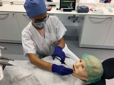 Pour améliorer la formation de ses étudiants, la Faculté de chirurgie dentaire de Strasbourg s'est dotée d'un mannequin hyperréaliste, une première en France, photographié le 25 septembre 2018 à Paris - Marc Antoine BAUDOUX [AFP]
