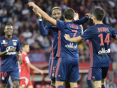 L'attaquant de Lyon Moussa Dembele félicité par ses coéquipiers après l'un de ses deux buts à Dijon, le 26 septembre 2018 - ROMAIN LAFABREGUE [AFP]