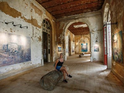 Des oeuvres de l'artiste britannique Tom Young exposées dans l'ancien hôtel Sofar, abandonné, au Liban le 21 septembre 2018 - ANWAR AMRO [AFP]