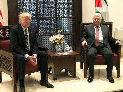 Le président américain Donald Trump (G) et son homologue palestinien Mahmoud Abbas, le 23 mai 2017 à Béthléem, en Cisjordanie occupée - FADI AROURI [POOL/AFP/Archives]