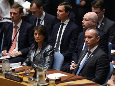 L'émissaire de l'ONU pour le Proche-Orient, Nikolay Mladenov (D), l'ambassadrice américaine à l'ONU Nikki Haley (C), et derrière elle Jared Kushner, le conseiller et gendre du président Donald Trump, le 20 février 2018 à New York - TIMOTHY A. CLARY [AFP/Archives]