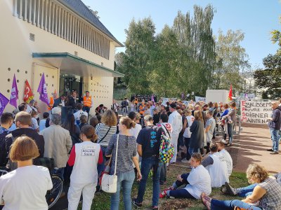 Entre 100 et 200 personnes se sont rassemblées devant l'EPSM, à Caen. Ils espèrent qu'une délégation sera rapidement reçue par l'Agence régionale de Santé - Simon Abraham