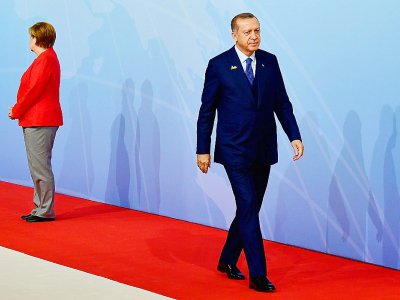La chancelière allemande Angela Merkel accueille le président turc Recep Tayyip Erdogan à son arrivée au sommet du G20 à Hambourg, le 7 juillet 2017 - Tobias SCHWARZ [AFP]