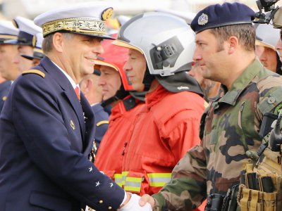 L'amiral Ausseur a passé en revue les différentes composantes de la base navale, comme les marins pompiers ou les fusiliers marins. - Célia Caradec