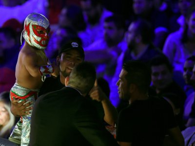 Microman, un catcheur nain, salue ses supporteurs dans l'arena de Mexico, le 7 septembre 2018 - ALFREDO ESTRELLA [AFP]